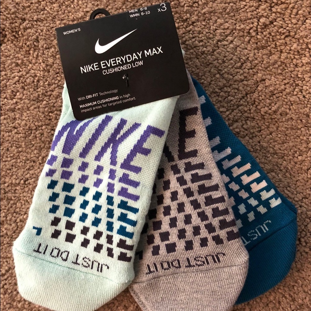 Nike Everyday Max Cushioned Low Ankle Socks Women 6-10 Men 6-8